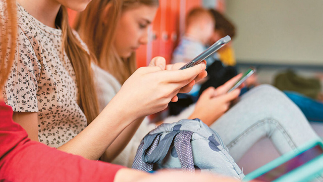 Έβγαλαν τα smartphones από τις τάξεις και ανακάλυψαν ότι οι μαθητές δεν ξέρουν την ώρα