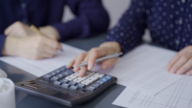 Χρέη στους δήμους: «Πάγος» στις κατασχέσεις με νέα ρύθμιση για είσοδο στον εξωδικαστικό