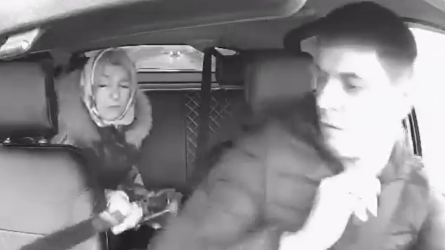  Ρωσία: Γυναίκα έβγαλε ματσέτα επειδή δεν της άρεσε το τραγούδι που διάλεξε ο ταξιτζής - Δείτε βίντεο