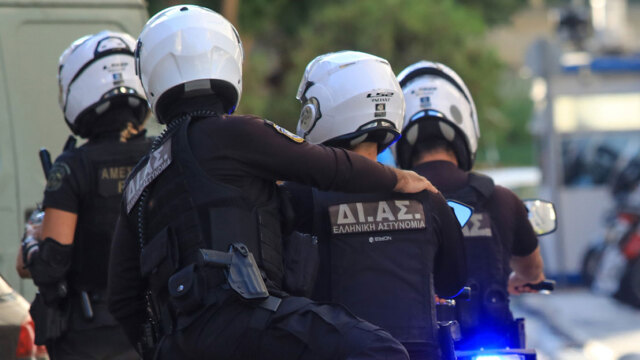 Αναστάτωση στα γραφεία του ΕΦΚΑ στην Ομόνοια: 61χρονος απείλησε υπαλλήλους με στυλιάρι