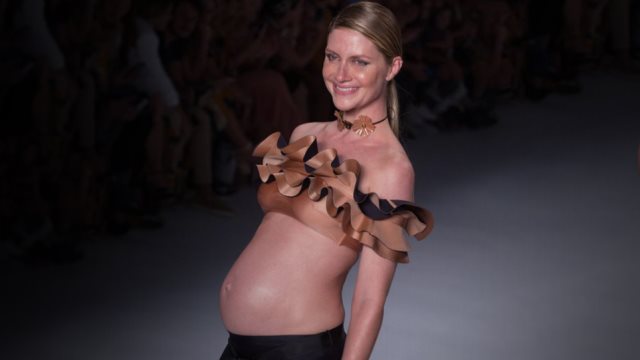 Η καλλονή Άνα Κλαούντια Μισέλς κάνει πασαρέλα στον 6ο μήνα της εγκυμοσύνης της και εντυπωσιάζει