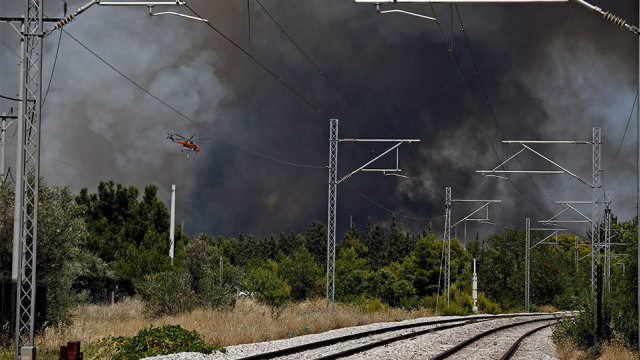 Φωτιά στη Θήβα: Ακινητοποιήθηκε τρένο | e-sterea.gr