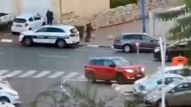 Ισραήλ: Ένοπλοι πυροβολούν πολίτη που οδηγεί το αυτοκίνητό του - Δείτε βίντεο