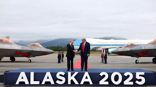 Ο Πούτιν πήγε Αλάσκα για Τραμπ και Ουκρανία και χάριζε μοτοσυκλέτες (+video)
