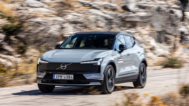 Δοκιμάζουμε το μικρό SUV της Volvo - Πόσο κοστίζει;