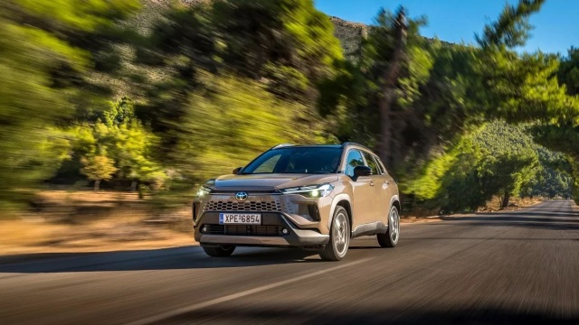 Δοκιμάζουμε το Toyota Corolla Cross Hybrid - Πόσο κοστίζει;