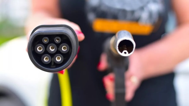 Ο Έλληνας που σώζει τα βενζίνης και diesel αυτοκίνητα