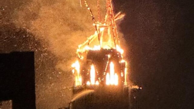 Δείτε βίντεο: Κατέρρευσε μέσα σε φλόγες ο πύργος ιστορικής εκκλησίας στο Άμστερνταμ
