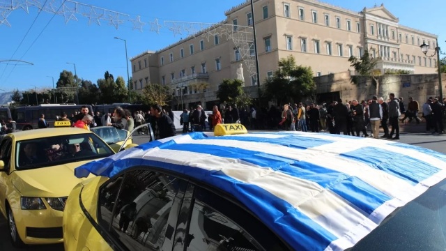 Ποιος εκπροσωπεί πραγματικά τους οδηγούς ταξί; Οι μαντράδες ή η κοινωνία;