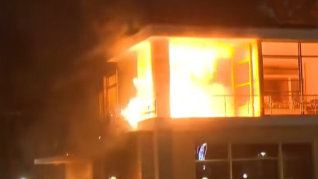 Φωτιά στην πρώην έπαυλη του Χότζα κατά τη διάρκεια επεισοδίων στα Τίρανα, δείτε βίντεο