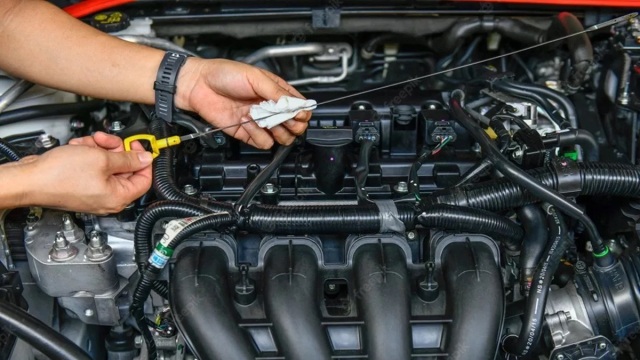 Γιατί το λάδι του κινητήρα γίνεται μαύρο και πότε πρέπει να ανησυχήσεις