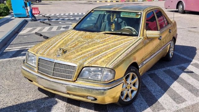 Και όμως στην Ελλάδα κυκλοφορεί η χρυσή Mercedes