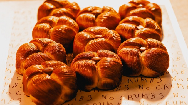 No Crumbs: Για κρουασάν με ρυζόγαλο και λουκανικόπιτα με teriyaki στο Παγκράτι (+video)