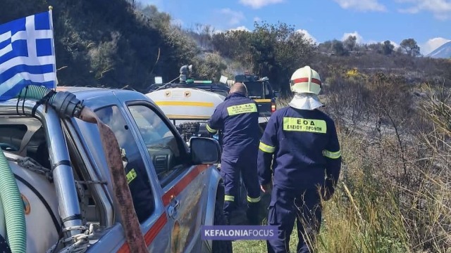 Φωτιά τώρα σε δάσος στα Μαυράτα Κεφαλονιάς, ενισχύθηκαν οι δυνάμεις της Πυροσβεστικής, δείτε βίντεο και φωτογραφίες