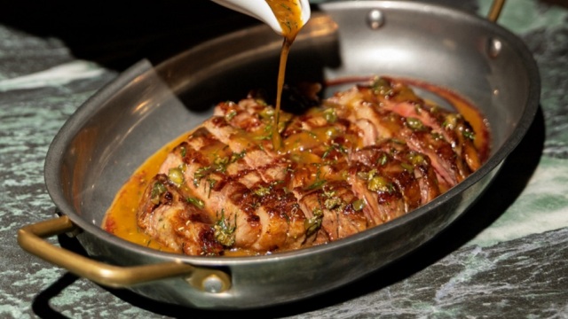 Lalane: Σε μια brasserie στο Μαρούσι για rib eye με βουτυράτη σάλτσα και παέγια με παπαρδέλες