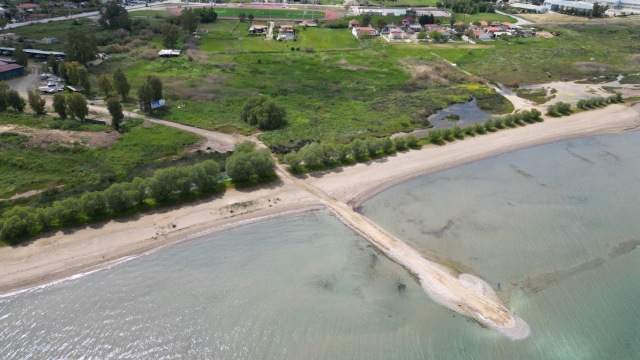 Περιβαλλοντικό έγκλημα στη Σκάλα Ωρωπού: Έριξαν μπάζα και άνοιξαν δρόμο 60 μέτρων μέσα στη θάλασσα