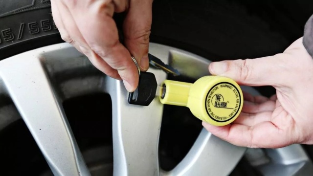 Αστυνομία: Ξεφουσκώνουν τα λάστιχα μέχρι να πληρώσουν τα χρέη τους