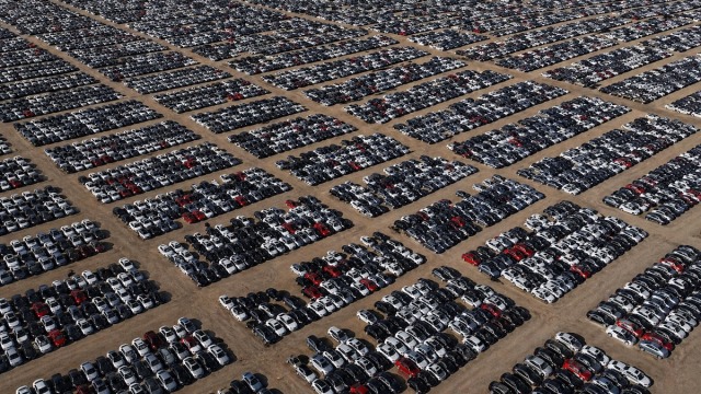 Απίστευτες εικόνες: Χιλιάδες αυτοκίνητα στην έρημο — και μερικά από αυτά ανήκαν σε Έλληνες