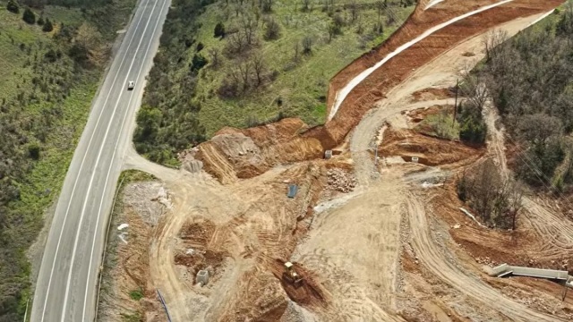Video:  Που γίνονται τα απίστευτα έργα πάνω στον γκρεμό;