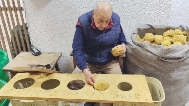 Μανώλης Κουτούζης: Η ιστορία του κοσμοπολίτη και πρωτοπόρου εμπόρου του καλύμνιου σφουγγαριού