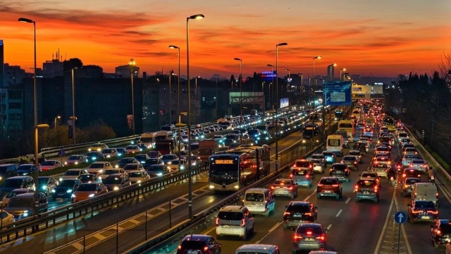 Τρέχουν να ασφαλίσουν τα αυτοκίνητά τους