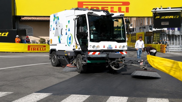 Απίστευτα πράγματα στο Μονακό: Σκίστηκε η άσφαλτος - Βγήκαν οι βούρτσες (video)