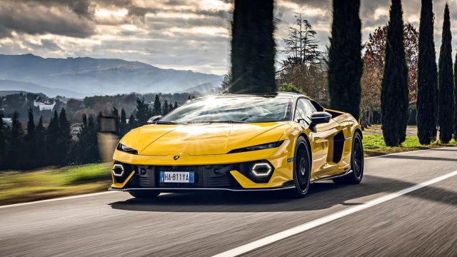Διασχίζουμε την Ιταλία με μια Lamborghini Temerario