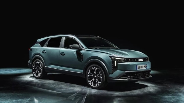 Πρώτη επαφή με το μεγάλο και οικονομικό SUV της Dacia που έρχεται