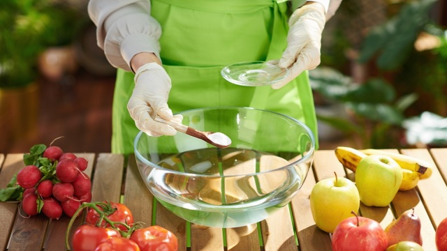 Πρέπει να πλένετε με μαγειρική σόδα τα φρούτα και τα λαχανικά;