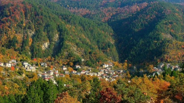 Το πέτρινο χωριό της Κόνιτσας στη μέση ενός πανέμορφου δάσους