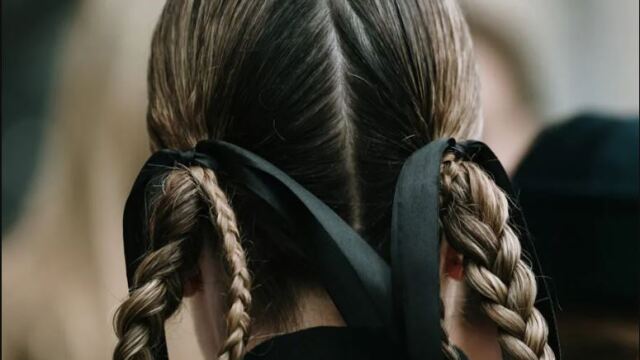 Δέκα χτενίσματα που θα σας σώσουν τις μέρες που δεν προλαβαίνετε να λουστείτε