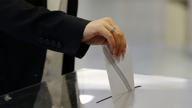 Opinion Poll: Μισή μονάδα πάνω η ΝΔ στο 30,2%, με προβάδισμα 16,8 μονάδων, σε Λύση, Νίκη, ΣΥΡΙΖΑ και Πλεύση οι δεξαμενές Καρυστιανού