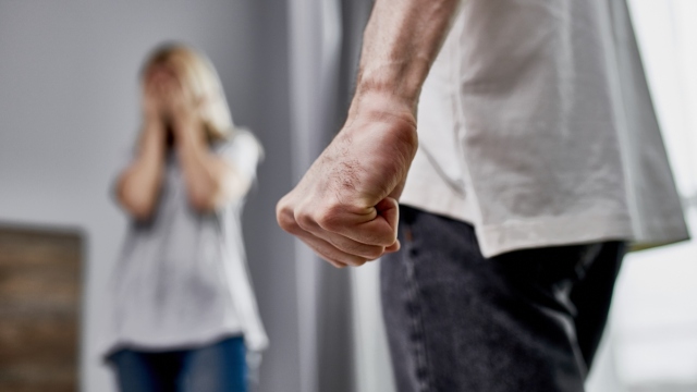 Χτυπούσε την σύζυγό του ενώ κοιμόταν για μια παλιά κλήση στο κινητό, η καταγγελία στην Κρήτη που έστειλε 36χρονο στη φυλακή