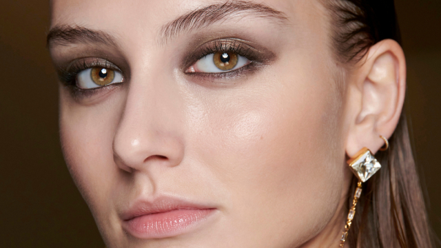 TikΤοk to the rescue: Το τρικ για ένα εύκολο και γρήγορο smokey eye μακιγιάζ που έχει γίνει viral
