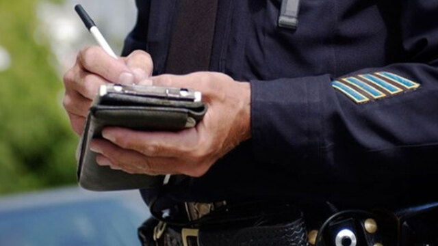 Βαριά καμπάνα για οδηγό που έπιασαν δύο φορές να «χαζεύει» στο κινητό: Του πήραν το δίπλωμα για 6 μήνες και τον έστειλαν για επανεξέταση