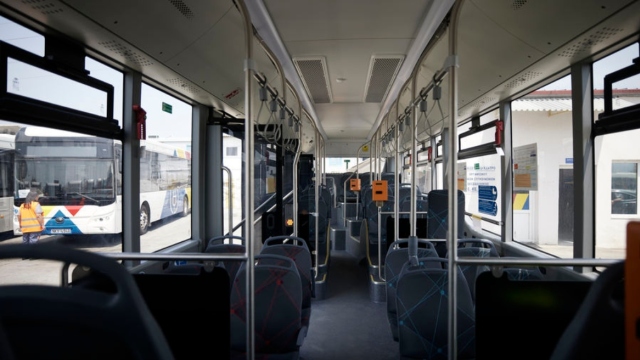 Ελεύθερος ο οδηγός λεωφορείου που αγνόησε κατεβασμένες μπάρες σε σιδηροδρομική διάβαση στη Θεσσαλονίκη