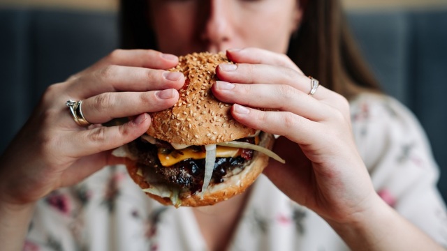Food noise: Γιατί σκέφτεστε συνέχεια το φαγητό ακόμα και όταν δεν πεινάτε;