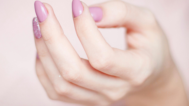 Πώς θα ενδυναμώσετε τα νύχια σας εάν σπάνε εύκολα