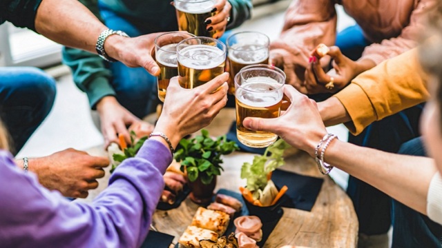 Μπίρα και μεζέδες: 12 ακαταμάχητες επιλογές για να μην πίνουμε ξεροσφύρι