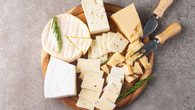 Cottage cheese, φέτα, γραβιέρα, παρμεζάνα – Πόση πρωτεΐνη και ασβέστιο περιέχουν;