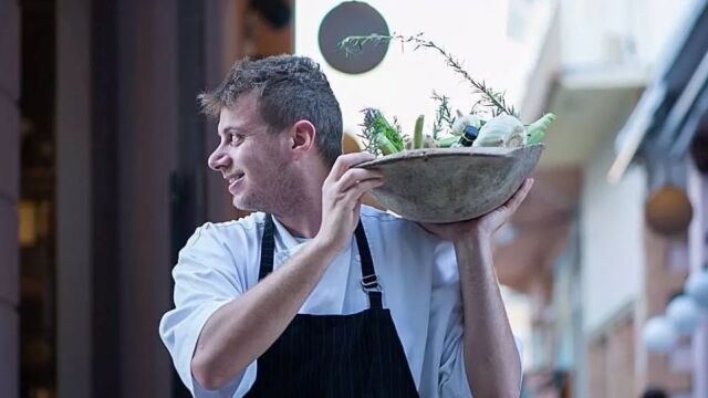 Στου Κώστα vs Μπλέ Καναρίνι: Οικογενειακή μαγειρική... «μάχη» στην Καλαμάτα