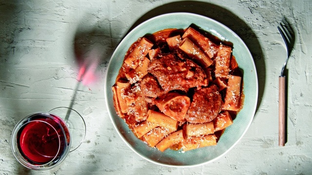 Παστιτσάδα οσομπούκο: Όσα πρέπει να ξέρουμε για το κρέας, το ιδανικό ζυμαρικό και την τέλεια σάλτσα