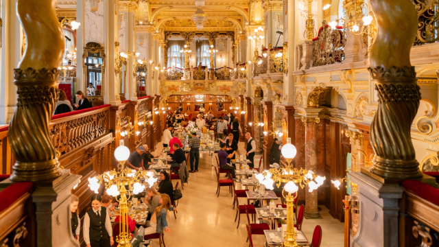  Μέσα σε ένα από τα ομορφότερα καφέ του κόσμου, στη Βουδαπέστη 