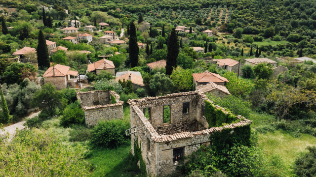 Περπατώντας στα γραφικά στενά ενός οικισμού με ψυχή στην Ηλεία 