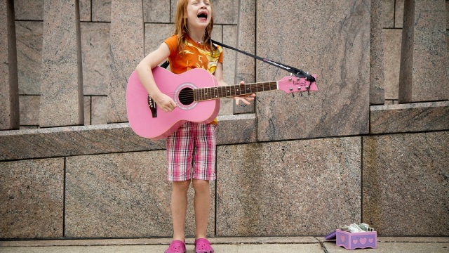 «Τι συμβούλευσα την 11χρονη κόρη μου όταν κάποιος ενήλικος άντρας της έκανε ένα ανεπιθύμητο κομπλιμέντο»