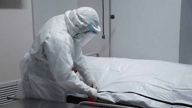 Μήνυση σε παθολογοανατόμο στη Θεσσαλονίκη από πέντε οικογένειες για καθυστερήσεις σε ιατροδικαστές εκθέσεις 
