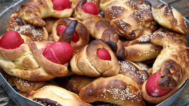 Τούρτες πασχαλινές, καλιτσούνια και μελιτίνια, ανάμεσα στα «θεριά» του Καρπαθίου πελάγους