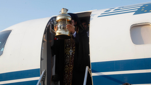 Άγιο Φως: Με ειδικές πτήσεις της Sky Express, της Aegean και της Olympic Air η μεταφορά του σε όλη την Ελλάδα, δείτε το πρόγραμμα