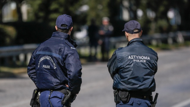 Νήπιο 3,5 ετών βρέθηκε μόνο του σε πεζοδρόμιο της Άρτας, συνελήφθησαν παππούς και πατέρας
