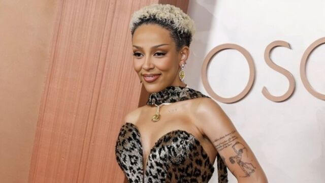 Doja Cat για τα σχόλια μίσους στο ίντερνετ: Νιώθω ότι πρέπει να υπερασπιστώ τις δημιουργικές μου επιλογές